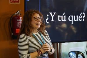 Meri Mayans presentándose en la WordCamp Valencia 2023